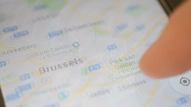 Gomel, Belarus - Mayıs, 2018: bir Google Maps uygulaması üzerinde Android cihaz kullanan kişi. Brüksel şehir harita zoom.