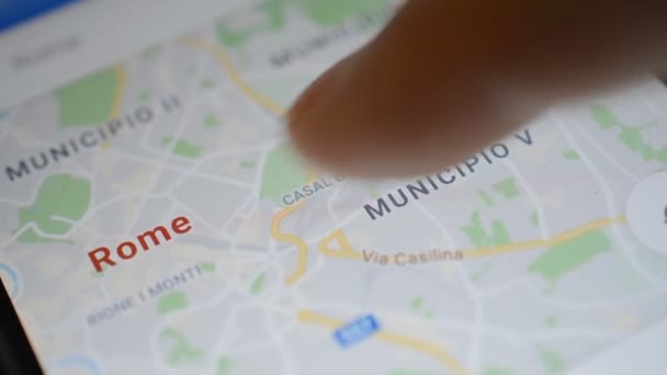 Homel, Wit-Rusland - mei, 2018: Persoon die gebruik maakt van een Google Maps applicatie op Androïde apparaat. Rome mobiele zoom — Stockvideo