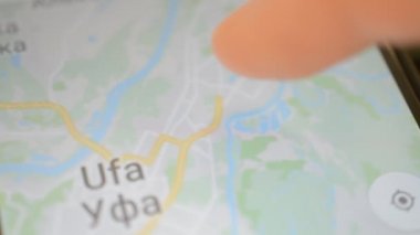 Gomel, Belarus - Mayıs, 2018: bir Google Maps uygulaması üzerinde Android cihaz kullanan kişi. Ufa Rus şehri