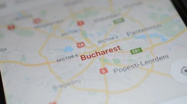 Gomel, Belarus - Mayıs, 2018: bir Google Maps uygulaması üzerinde Android cihaz kullanan kişi. Bükreş harita