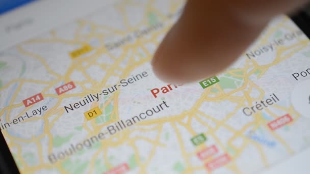 Gomel, Bielorrusia - Mayo, 2018: Persona que usa una aplicación de Google Maps en un dispositivo Android. Mapa móvil de París usando — Vídeos de Stock