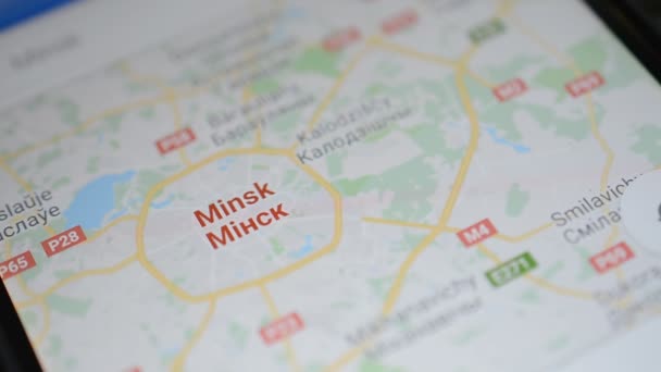 Gomel, Białoruś - maja, 2018: Osoba za pomocą aplikacji Mapy Google na urządzeniu z Androidem. Mapę Białoruś Mińsk — Wideo stockowe