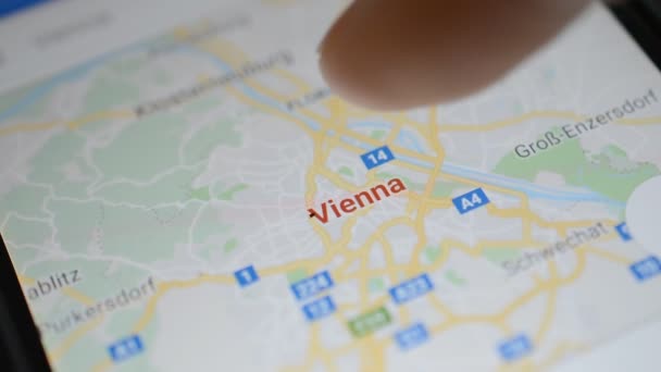 Homel, Fehéroroszország - május, 2018-ban: Személy használja a Google Maps alkalmazás az Android készülék. Vienna megjelenítése keresés — Stock videók