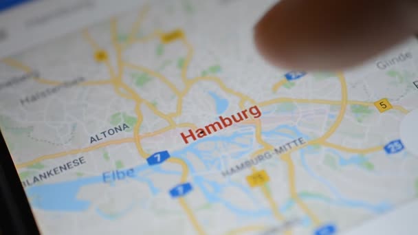 Gomel, Belarus - Mayıs, 2018: bir Google Maps uygulaması üzerinde Android cihaz kullanan kişi. Hamburg harita mobil — Stok video
