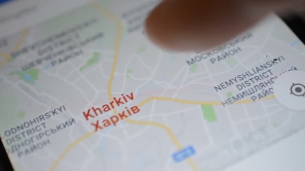 Homel, Wit-Rusland - mei, 2018: Persoon die gebruik maakt van een Google Maps applicatie op Androïde apparaat. Charkov kaart — Stockvideo
