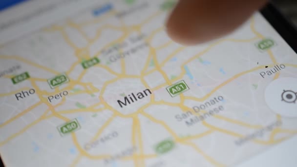 Gomel, Bielorrusia - Mayo, 2018: Persona que usa una aplicación de Google Maps en un dispositivo Android. Milán, Italia — Vídeo de stock