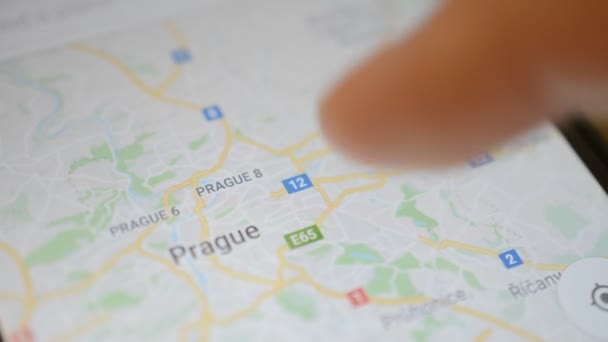 Gomel, Bělorusko - květen, 2018: Osoba, která používá aplikace Mapy Google na zařízení s Androidem. Mapa Prahy — Stock video