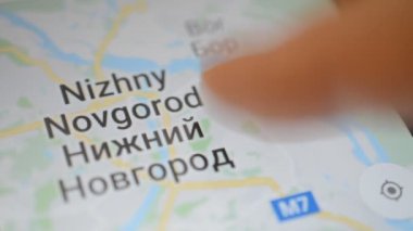 Gomel, Belarus - Mayıs, 2018: bir Google Maps uygulaması üzerinde Android cihaz kullanan kişi. Rus şehir Nijniy Novgorod Haritası yakınlaştırma.