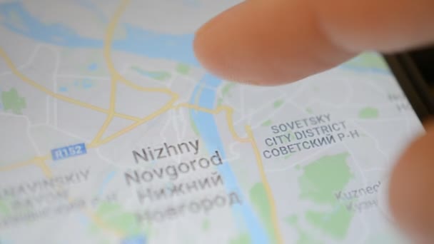 Gomel, Białoruś - maja, 2018: Osoba za pomocą aplikacji Mapy Google na urządzeniu z Androidem. Rosyjskiego miasta Nizhny Novgorod Mapa zoom. — Wideo stockowe