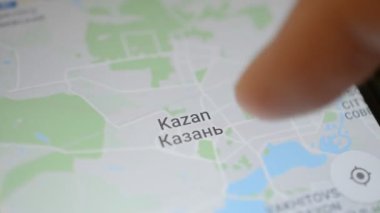Gomel, Belarus - Mayıs, 2018: bir Google Maps uygulaması üzerinde Android cihaz kullanan kişi. Kazan, Rus şehri harita zoom