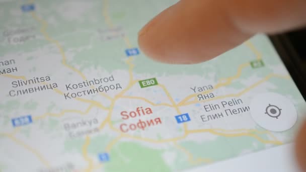 Homel, Fehéroroszország - május, 2018-ban: Személy használja a Google Maps alkalmazás az Android készülék. Sofia city Térkép zoom. — Stock videók