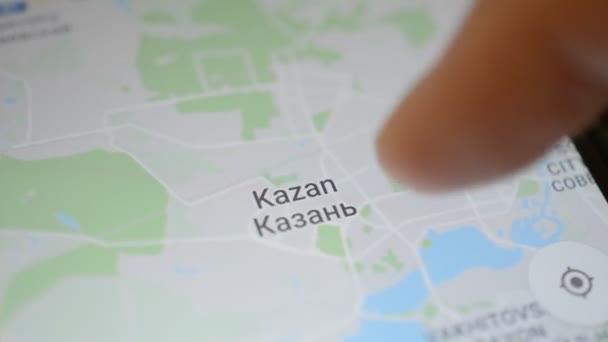 Homel, Wit-Rusland - mei, 2018: Persoon die gebruik maakt van een Google Maps applicatie op Androïde apparaat. Kazan, Russische stad kaart zoom — Stockvideo