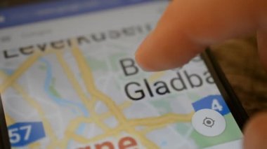 Gomel, Belarus - Mayıs, 2018: bir Google Maps uygulaması üzerinde Android cihaz kullanan kişi. Köln harita arama.