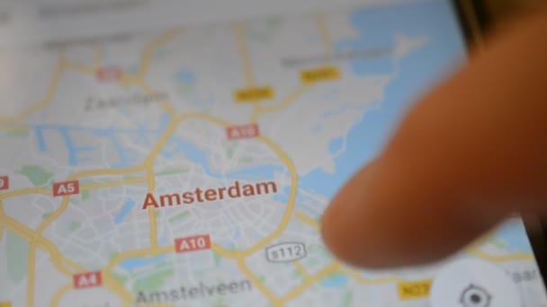 Гомель, Беларусь - Май 2018 года: Пользователь использует приложение Google Maps на Android устройстве. Карта Амстердама . — стоковое видео