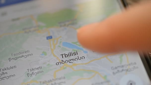 Gomel, Bělorusko - květen, 2018: Osoba, která používá aplikace Mapy Google na zařízení s Androidem. Tbilisi, Gruzie. — Stock video
