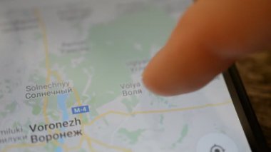 Gomel, Belarus - Mayıs, 2018: bir Google Maps uygulaması üzerinde Android cihaz kullanan kişi. Voronej Haritası yakınlaştırma.