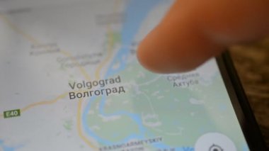 Gomel, Belarus - Mayıs, 2018: bir Google Maps uygulaması üzerinde Android cihaz kullanan kişi. Volgograd harita zoom.