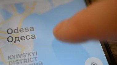 Gomel, Belarus - Mayıs, 2018: bir Google Maps uygulaması üzerinde Android cihaz kullanan kişi. Odesa, Ukrayna Haritası.