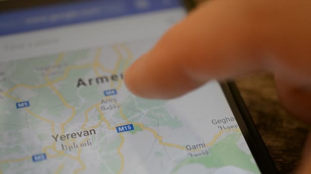 Homel, Wit-Rusland - mei, 2018: Persoon die gebruik maakt van een Google Maps applicatie op Androïde apparaat. Yerevan kaart man met. — Stockvideo