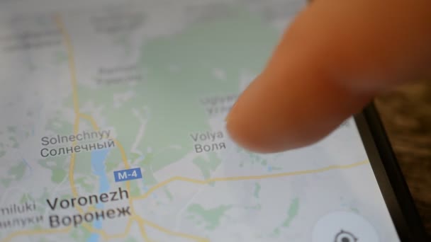 Gomel, Bielorrusia - Mayo, 2018: Persona que usa una aplicación de Google Maps en un dispositivo Android. Voronezh zoom de mapa . — Vídeos de Stock