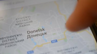 Gomel, Belarus - Mayıs, 2018: bir Google Maps uygulaması üzerinde Android cihaz kullanan kişi. Ukrayna, Donetsk harita zoom.