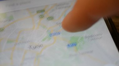 Gomel, Belarus - Mayıs, 2018: bir Google Maps uygulaması üzerinde Android cihaz kullanan kişi. Turin harita arama.