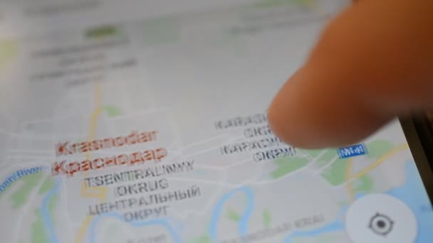 Gomel, Belarus - Mayıs, 2018: bir Google Maps uygulaması üzerinde Android cihaz kullanan kişi. Krasnodar harita arama. — Stok video