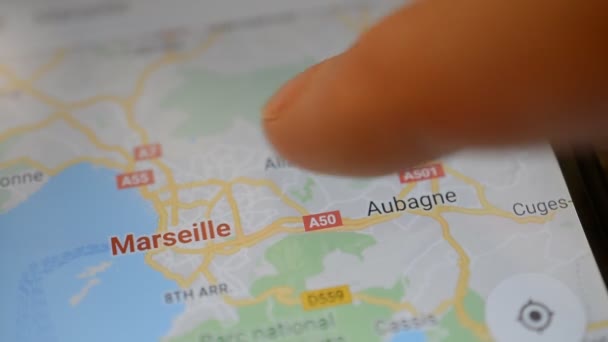 Гомель, Беларусь - Май 2018 года: Пользователь использует приложение Google Maps на Android устройстве. Карта Марселя . — стоковое видео