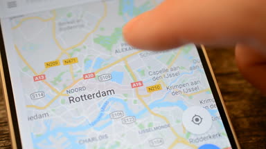 Gomel, Belarus - Mayıs, 2018: bir Google Maps uygulaması üzerinde Android cihaz kullanan kişi. Rotterdam şehir.