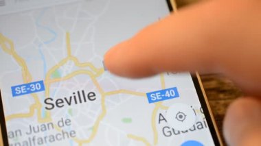Gomel, Belarus - Mayıs, 2018: bir Google Maps uygulaması üzerinde Android cihaz kullanan kişi. Sevilla, İspanya.