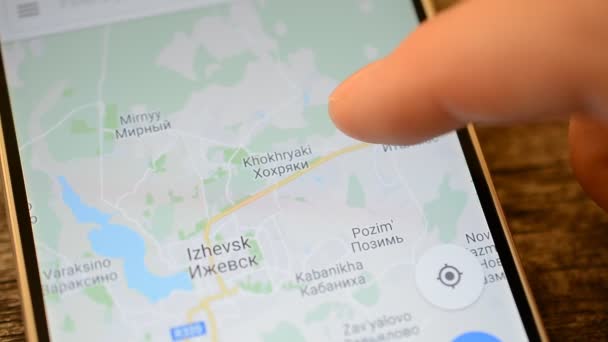 Gomel, Białoruś - maja, 2018: Osoba za pomocą aplikacji Mapy Google na urządzeniu z Androidem. Izhevsk wielkiego rosyjskiego miasta. — Wideo stockowe