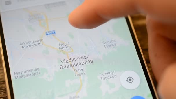 Gomel, Belarus - maio de 2018: Pessoa usando um aplicativo do Google Maps no dispositivo Android. Vladikavkaz mapa da cidade . — Vídeo de Stock