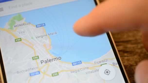 Gomel, Bielorrusia - Mayo, 2018: Persona que usa una aplicación de Google Maps en un dispositivo Android. Italia, Palermo ciudad . — Vídeo de stock