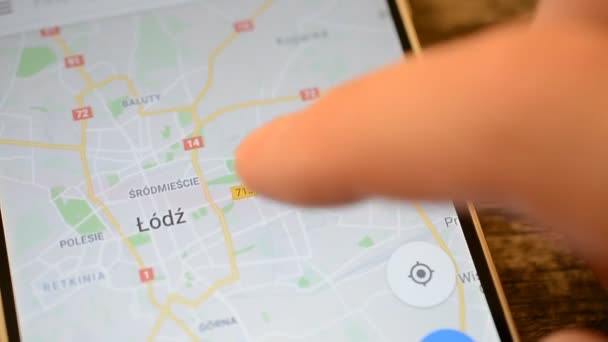 Гомель, Білорусь - Травень, 2018: Людина за допомогою програми Google карти на пристрої Android. Міста Лодзь. — стокове відео
