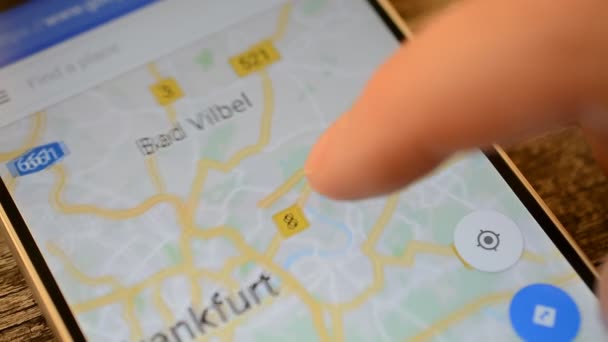 Homel, Wit-Rusland - mei, 2018: Persoon die gebruik maakt van een Google Maps applicatie op Androïde apparaat. Frankfurt kaart zoom. — Stockvideo