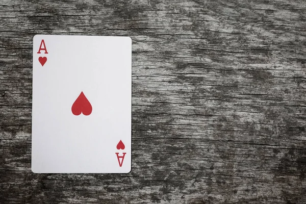 Άσσος της καρδιάς σε ξύλινο τραπέζι με copyspace αφηρημένο παιχνίδι παίζοντας χαρτιά — Φωτογραφία Αρχείου