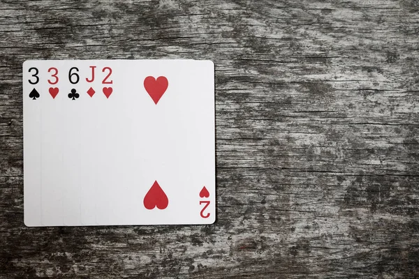 Mano de póquer: un par. jugar a las cartas en mesa de madera — Foto de Stock