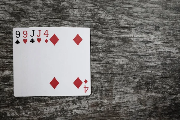 Покерная рука: две пары. игральные карты на деревянном столе — стоковое фото