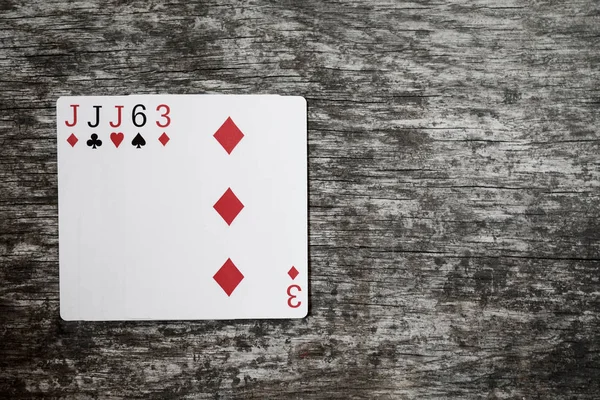 Mano de póquer: tres de rey. jugar a las cartas en mesa de madera — Foto de Stock