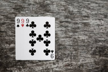 oyun kağıdı üç dokuz üzerinde ahşap masa