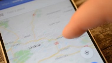 Gomel, Belarus - Mayıs, 2018: bir Google Maps uygulaması üzerinde Android cihaz kullanan kişi. Krakow Haritası.