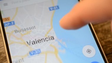 Gomel, Belarus - Mayıs, 2018: bir Google Maps uygulaması üzerinde Android cihaz kullanan kişi. Valencia şehir, İspanya.