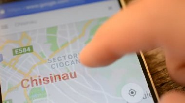 Gomel, Belarus - Mayıs, 2018: bir Google Maps uygulaması üzerinde Android cihaz kullanan kişi. Chisinau şehir, Moldova.