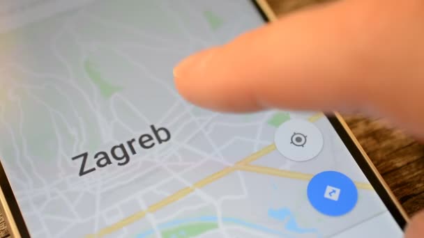 Гомель, Білорусь - Травень, 2018: Людина за допомогою програми Google карти на пристрої Android. Місто Загреб. — стокове відео