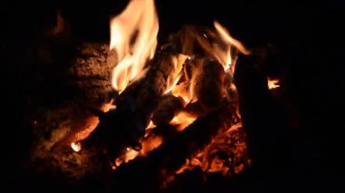 Kamp ateşi gece piknik