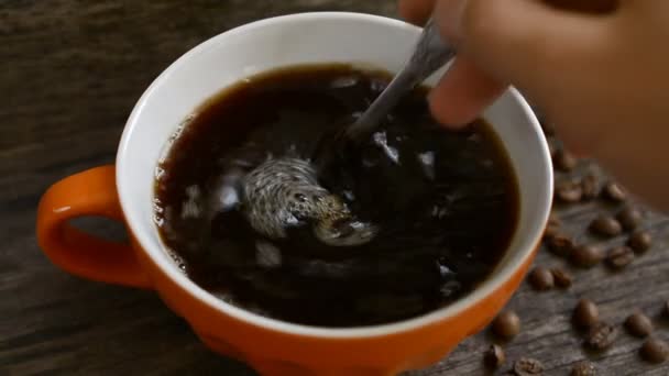 tasse de café gros plan hd ralenti avec grains de café sur la table 