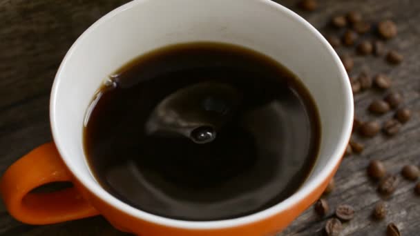 Koffiecup en koffiebonen — Stockvideo
