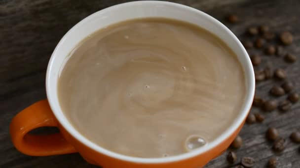 Kaffe mjölk sprider ut, mjölkig kaffe - ovanifrån, närbild — Stockvideo