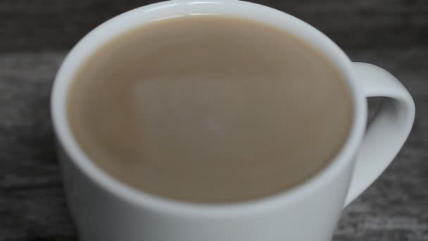 Kaffemugg med mjölk — Stockvideo