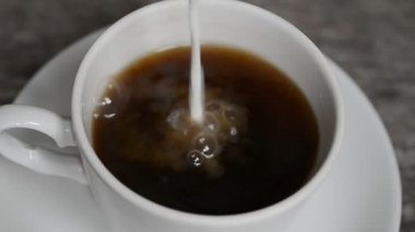 sıcak kahve fincanı süt ile